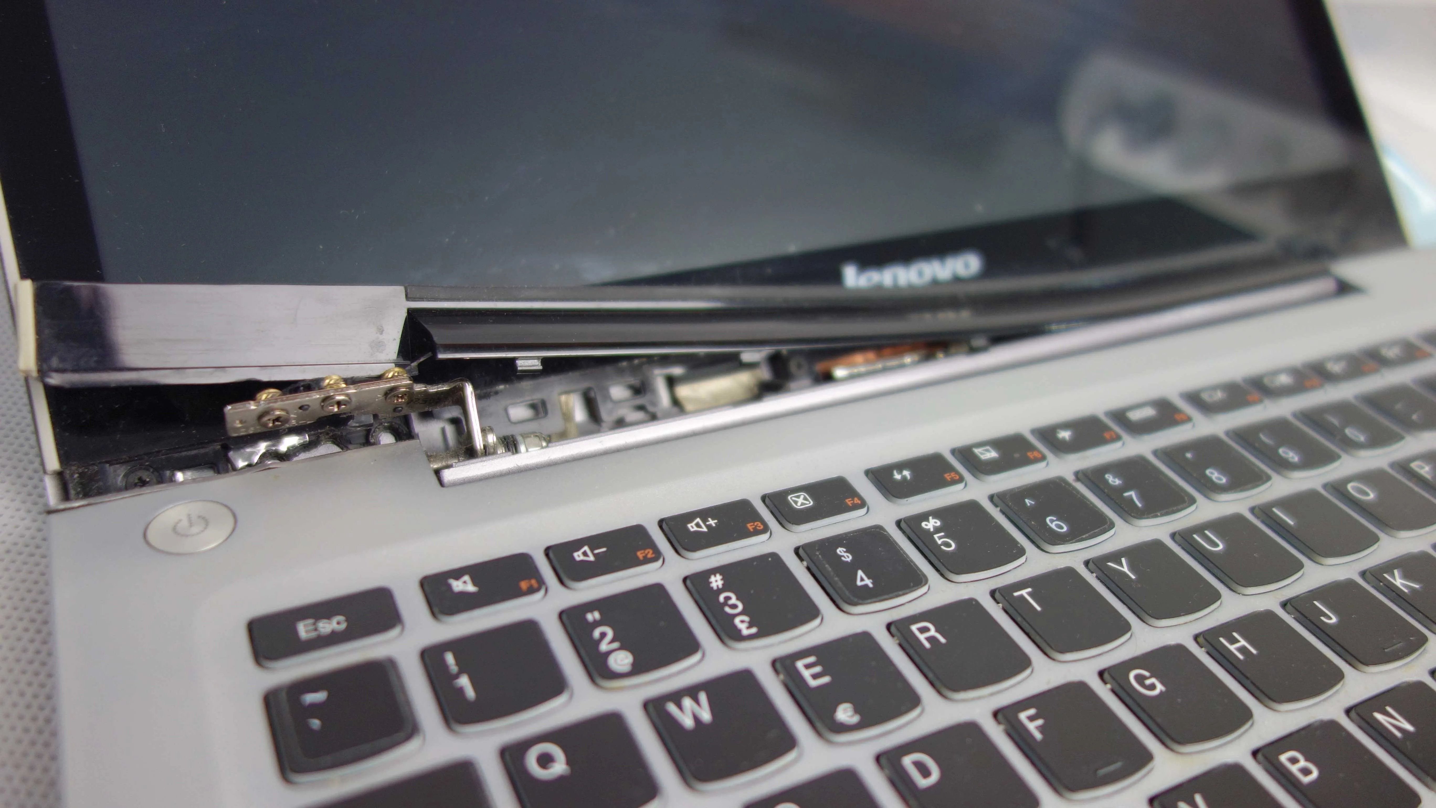 pęknięta obudowa laptopa - naprawa laptopów