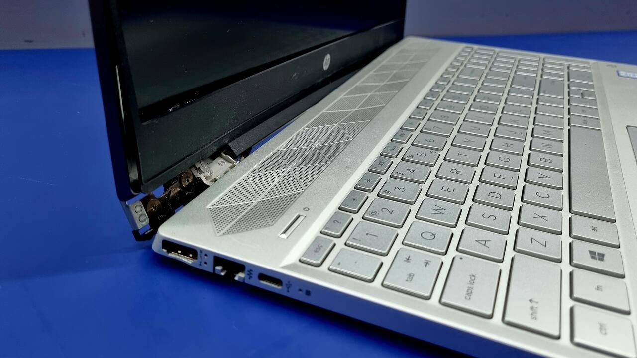 serwis-uszkodzone-zawiasy-HP-laptop