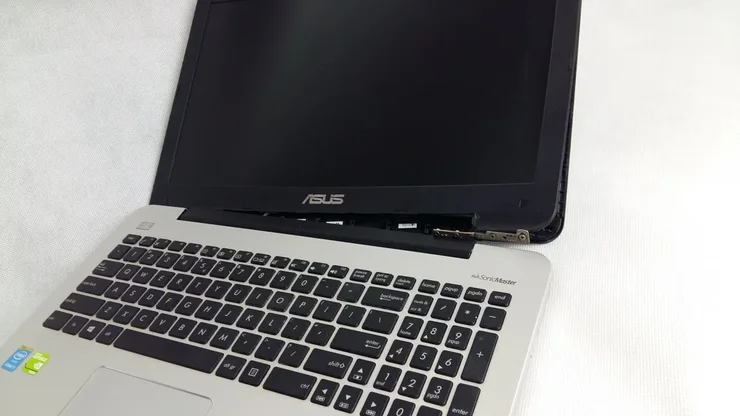 Asus K501 - Uszkodzony zawias i obudowa w laptopie