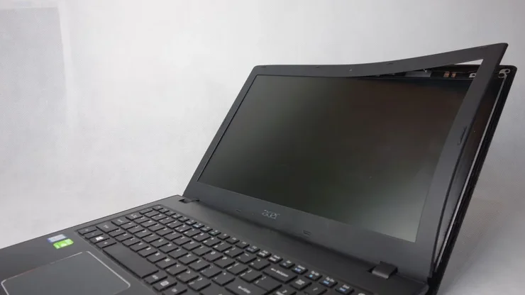 Acer E5-575G - Pękające zawiasy