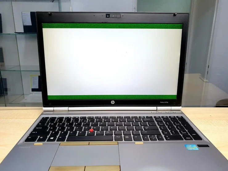 Biały ekran w laptopie - najczęstsze przyczyny