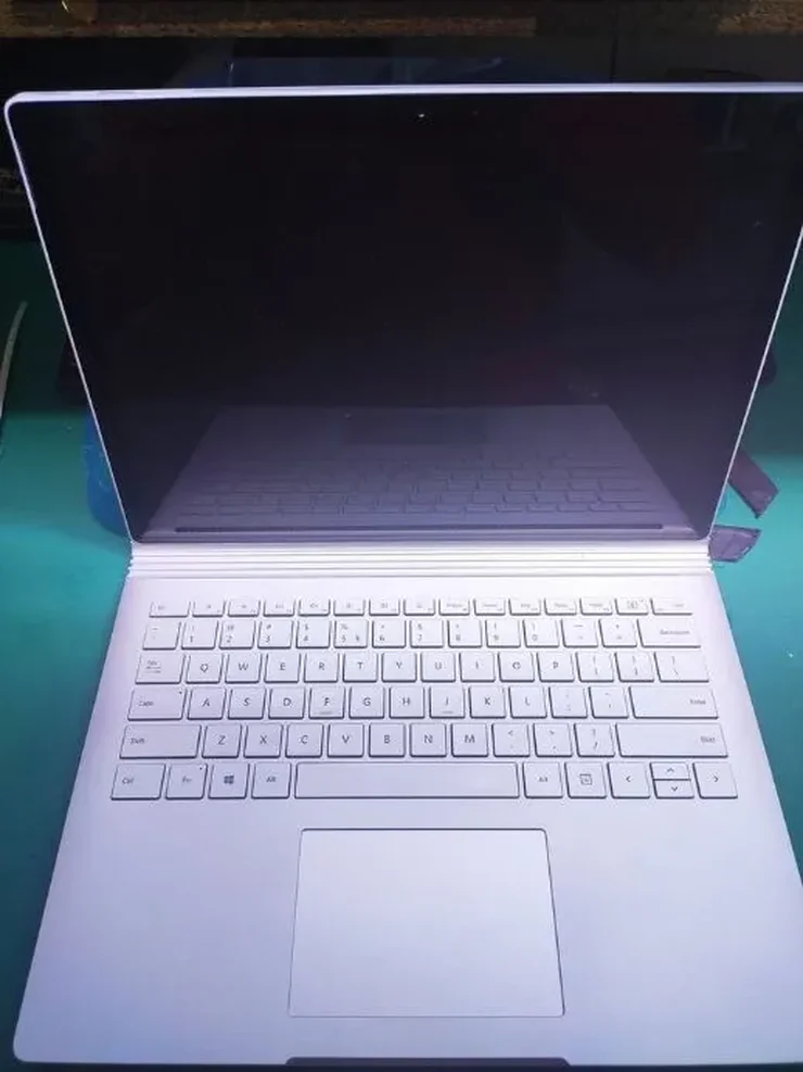 Naprawa zalanego laptopa Microsoft Surface