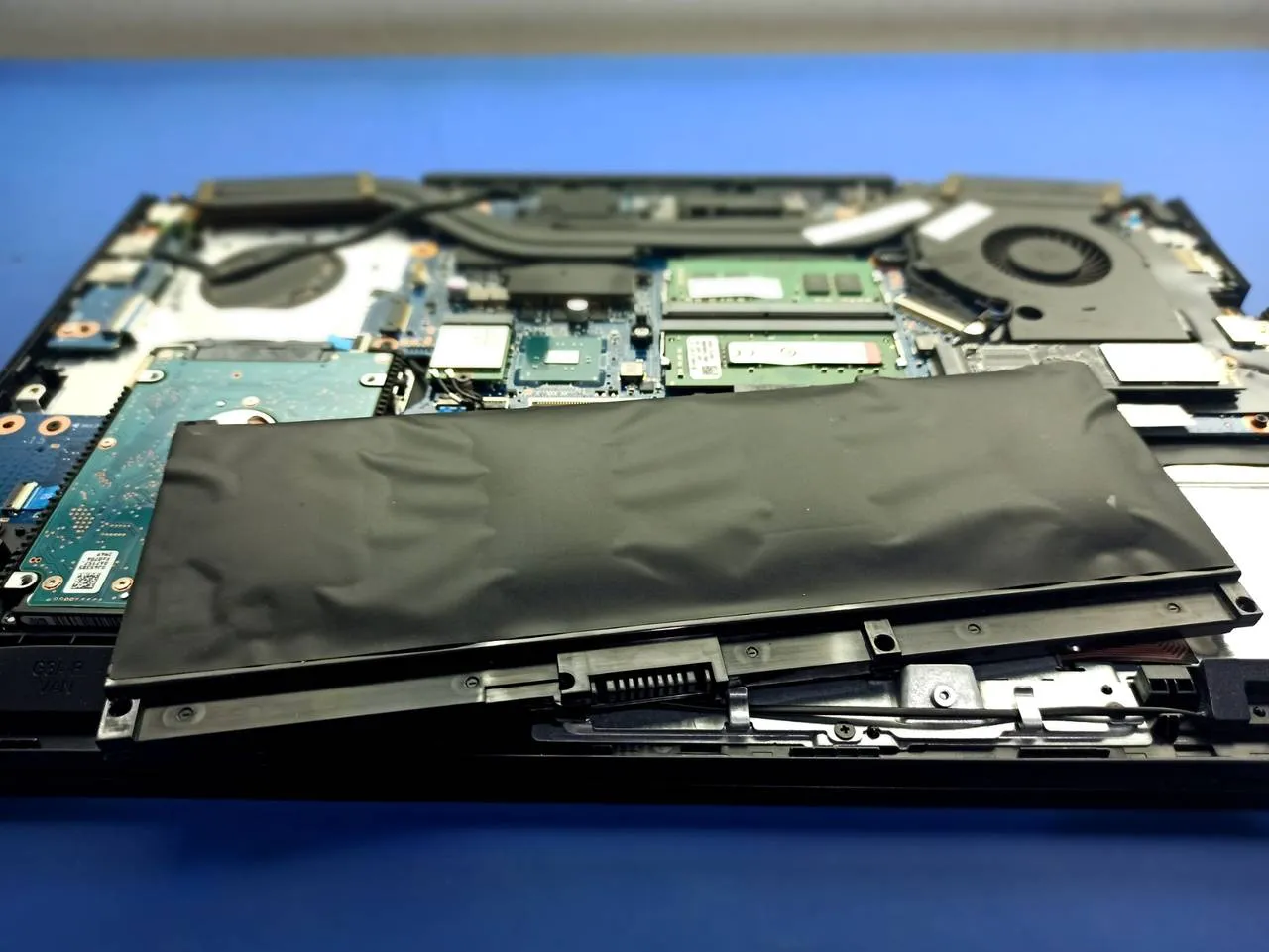 Laptop HP Omen spuchnięta bateria