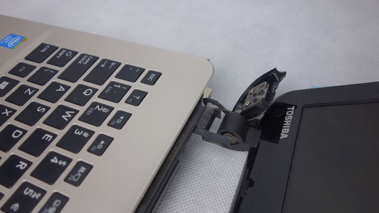 laptop toshiba uszkodzony zawias
