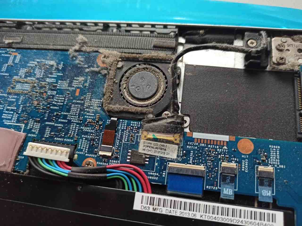 Zakurzone wnętrze laptopa Acer