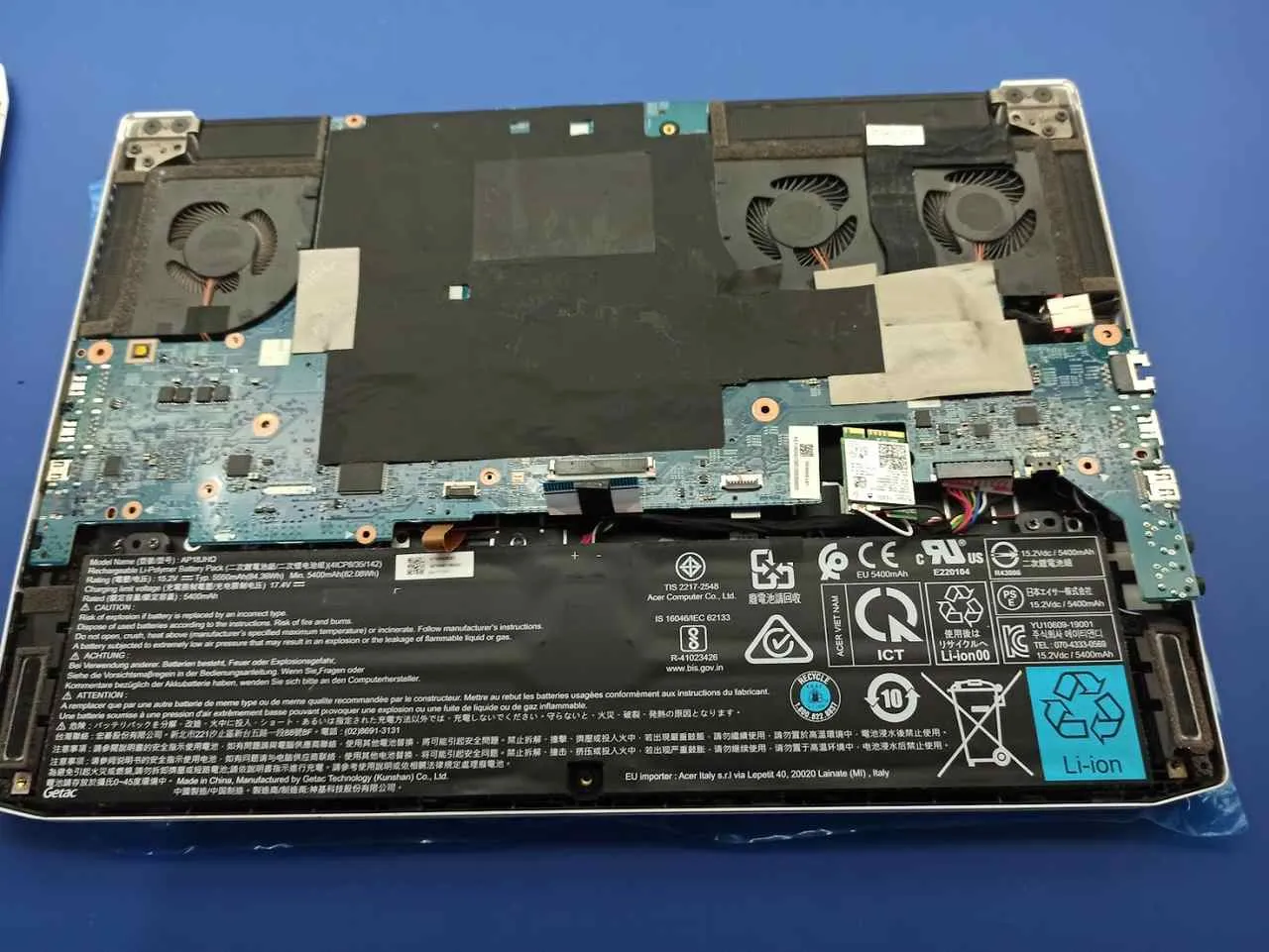 Wnętrze zalanego laptopa Acer ConceptD