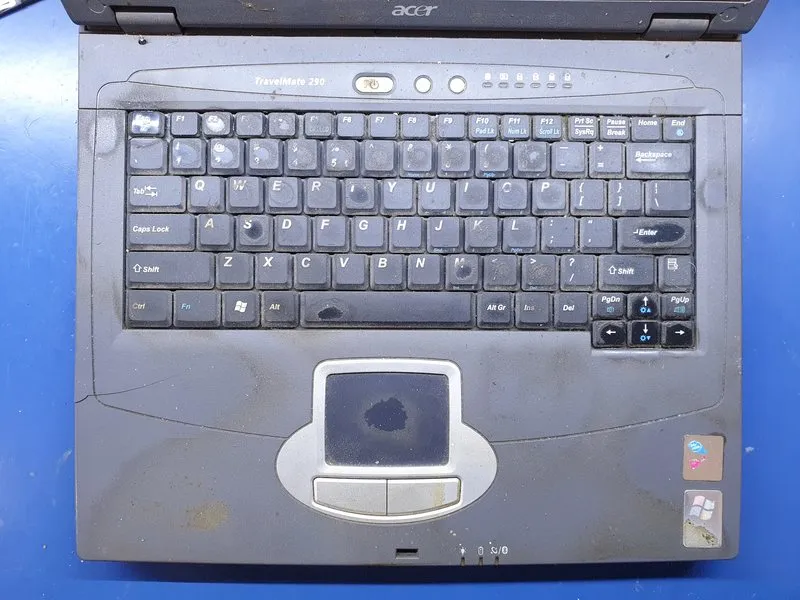 Zakurzona klawiatura laptopa Acer