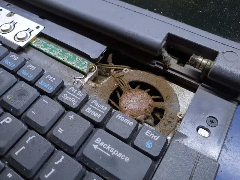 Zakurzony wentylator laptopa Acer
