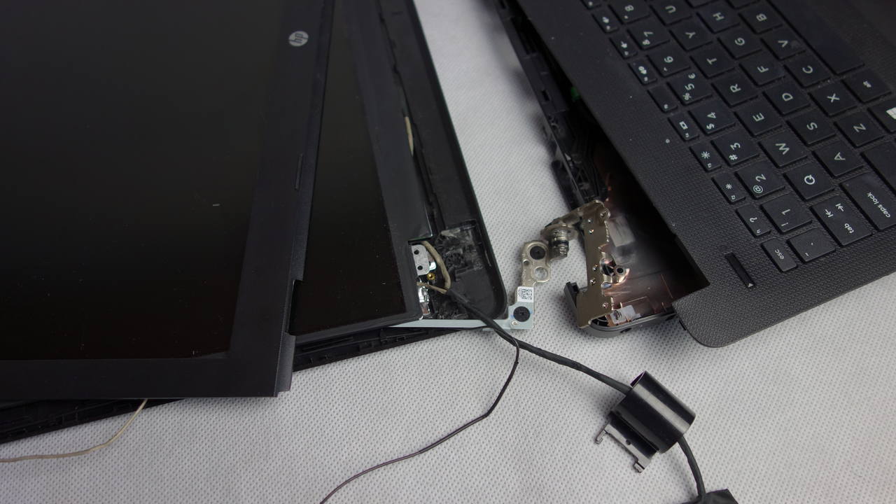 Uszkodzony laptop hp zawiasy obudowa