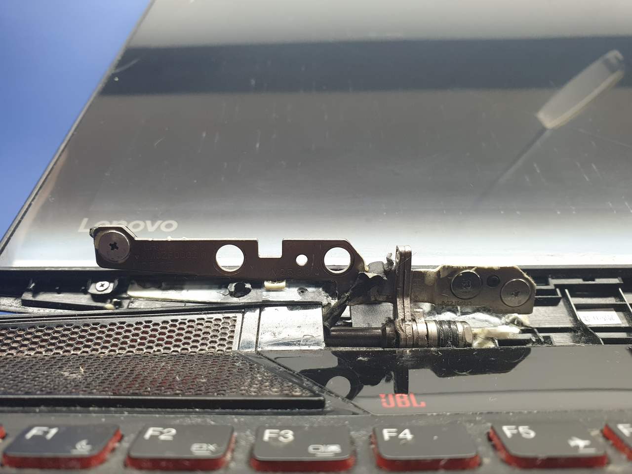 laptop msi uszkodzony zawias