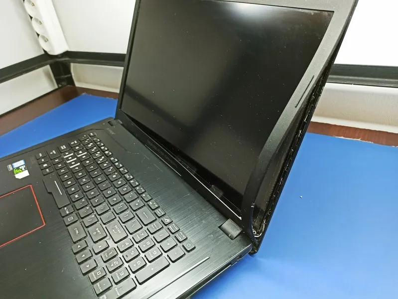 Uszkodzona obudowa laptopa Asus GL753