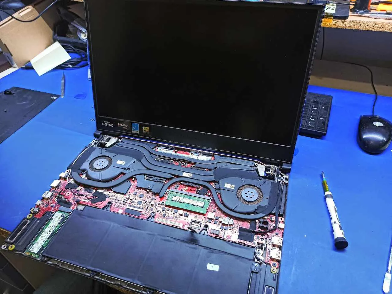 uszkodzona płyta główna laptopa