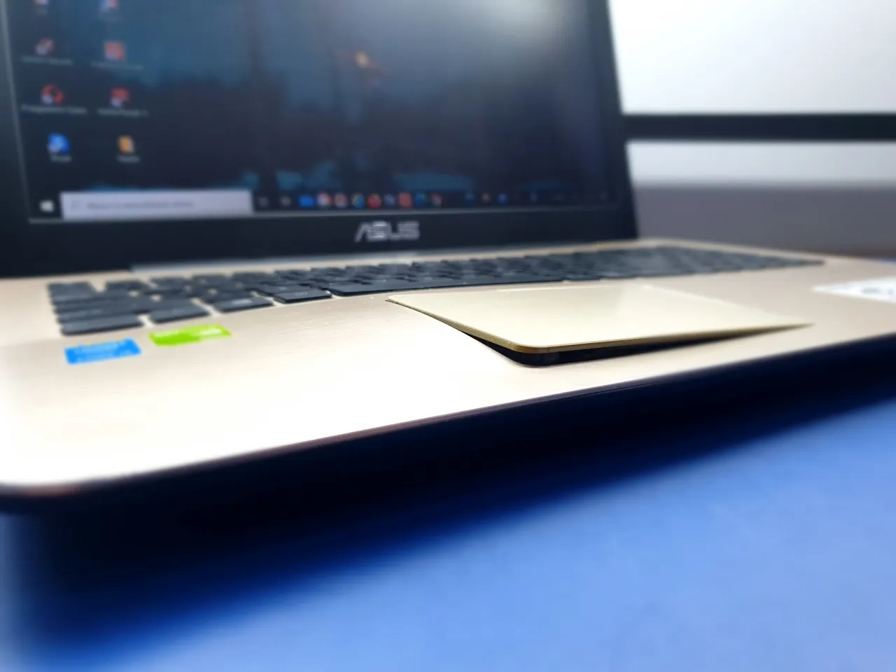 Uszkodzony touchpad laptopa Asus R556L