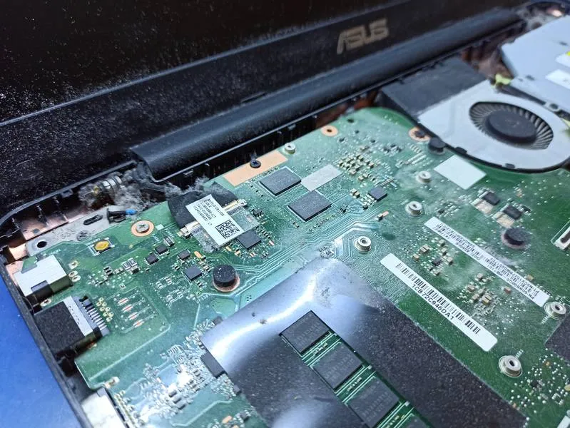 Zakurzone wnętrze laptopa Asus X451L