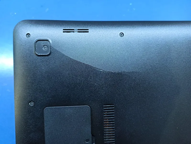 Pęknięta tylna obudowa laptopa X451L