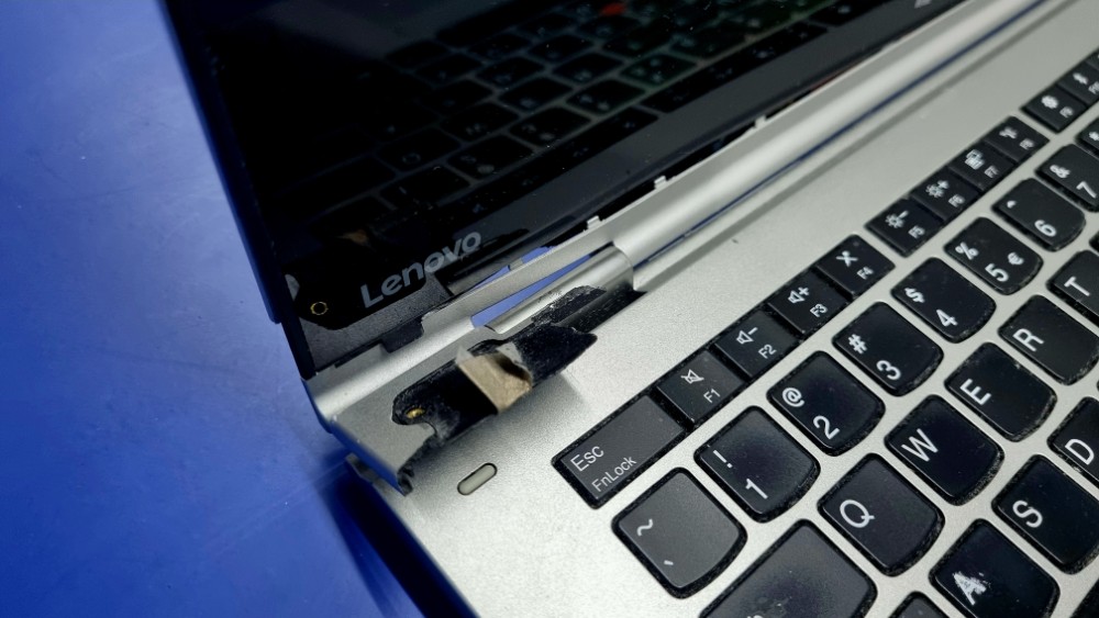 uszkodzony zawias i obudowa laptopa
