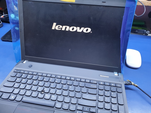 laptop z podłączonym zasilaniem