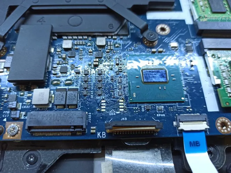 Naprawa kości BIOSu w laptopie Dell Alienware 17R4