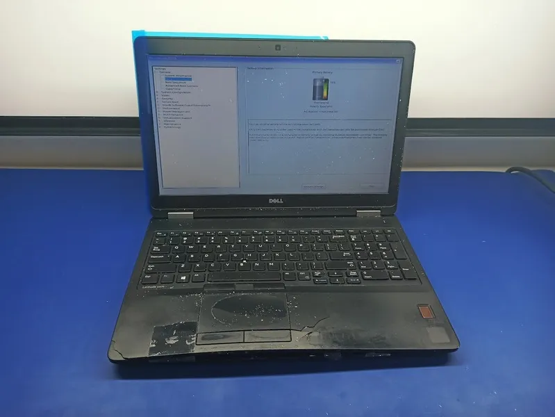 Laptop ze spuchnięta baterią, która odkształca dolną obudowę
