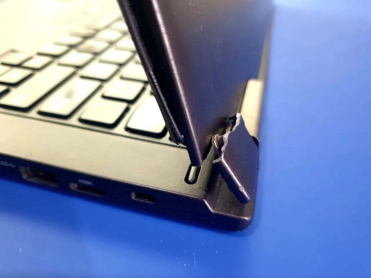 Uszkodzone zawiasy w laptopie