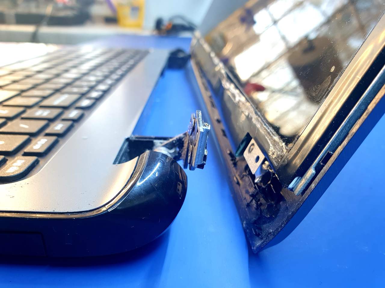 Uszkodzona obudowa w laptopie Acer