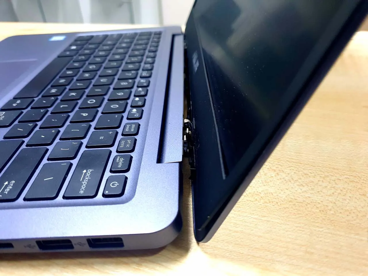 Laptop Asus wygięta obudowa - zatarty zawias