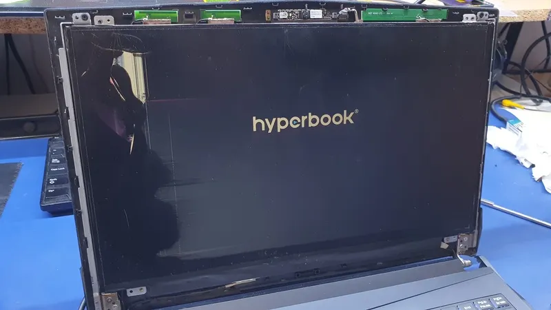 Uszkodzona matryca laptopa Hyperbook N850