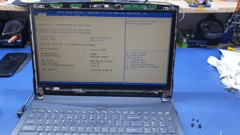 Hyperbook N850 podczas naprawy BIOSu