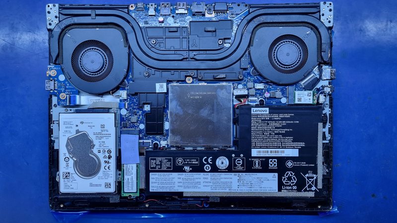 Wnętrze laptopa Lenovo Legion Y540 po czyszczeniu