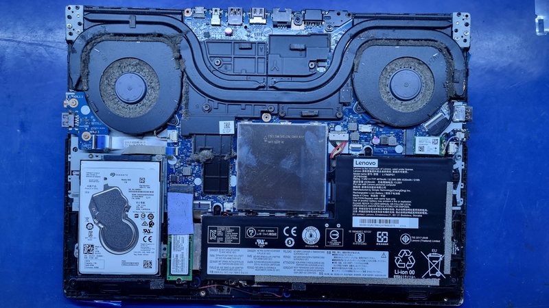 Zakurzone wnętrze laptopa Lenovo Legion Y540