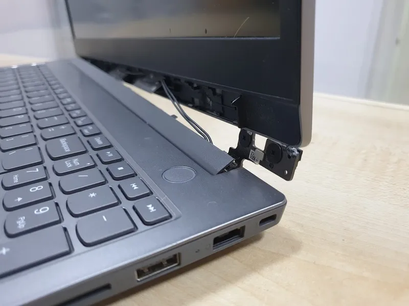 Uszkodzony zawias Lenovo Thinkbook 15-IML z bliska