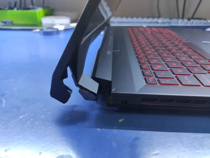 Uszkodzony zawias i obudowa laptopa MSI Katana GF66