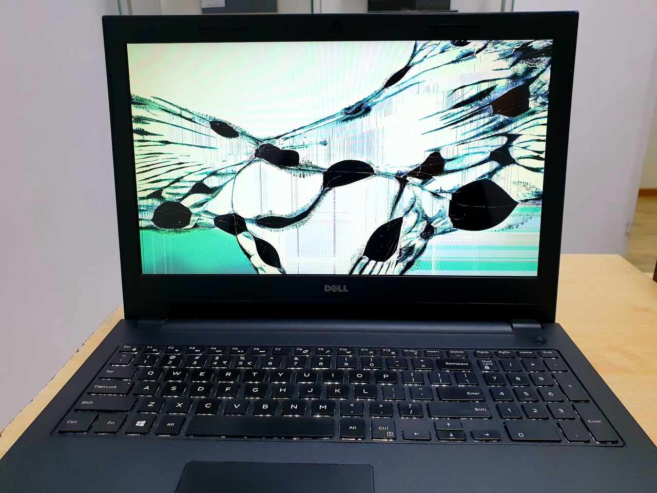 Uszkodzony ekran w laptopie, zbity wyświetlacz