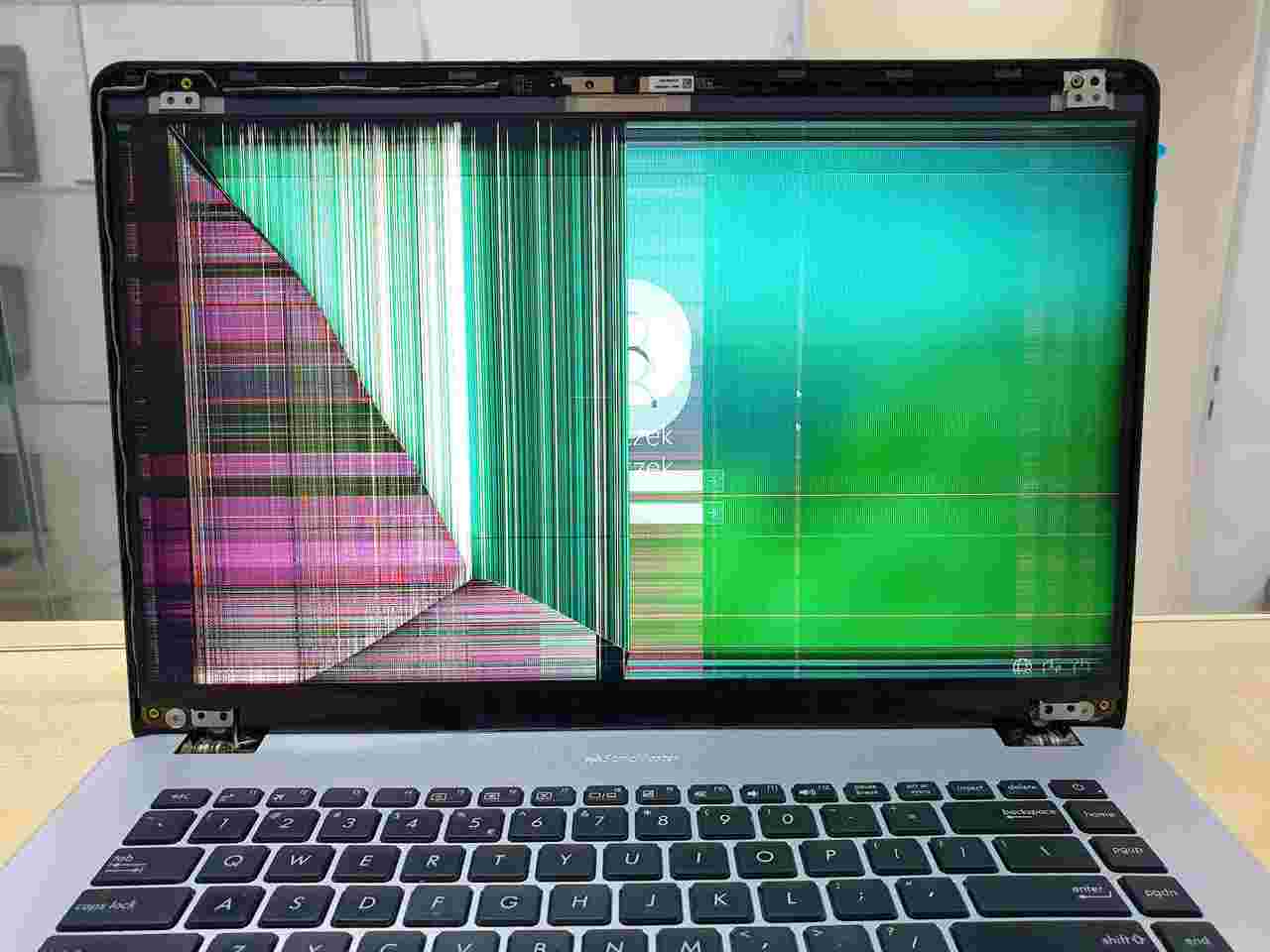 ekran laptopa uderzony ciężkim przedmiotem