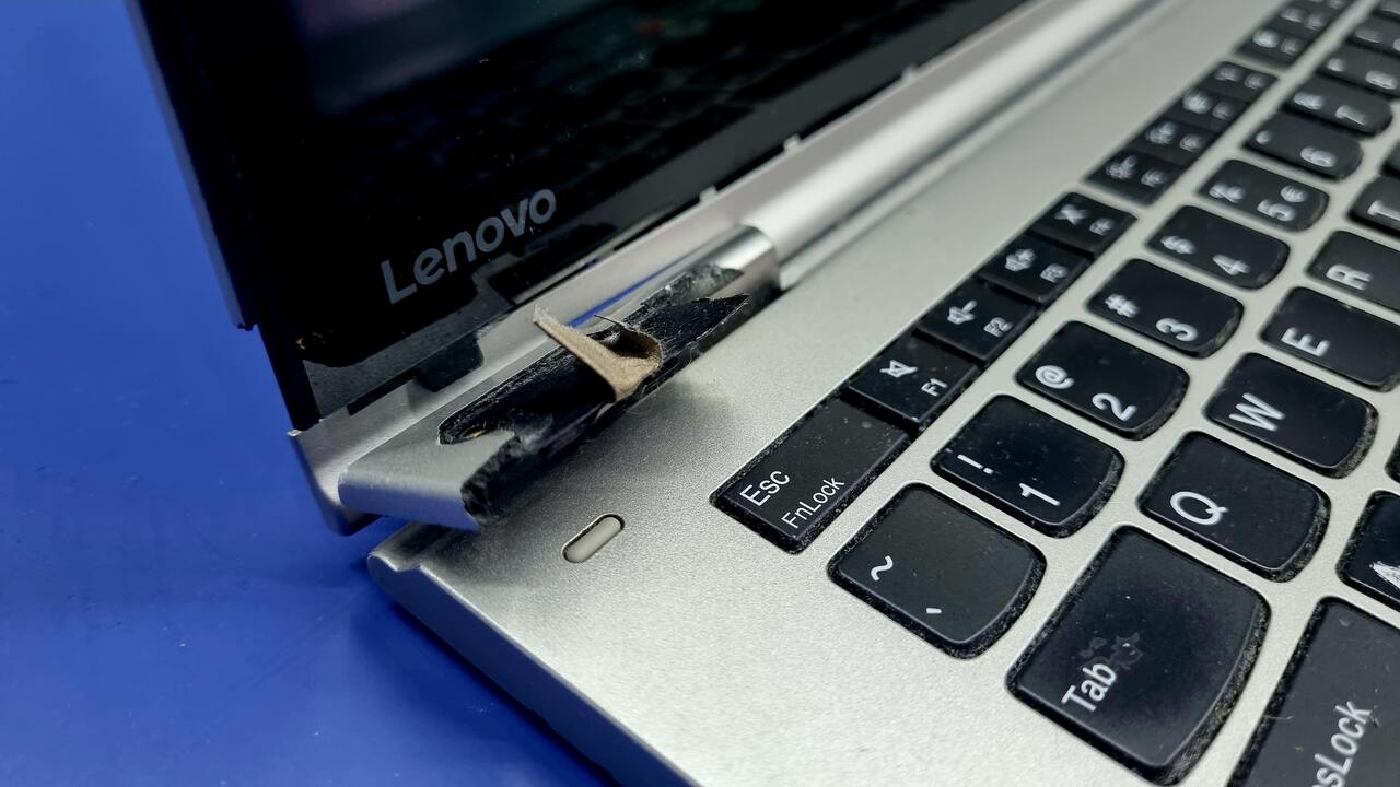 uszkodzone-zawiasy-w-laptopie-Lenovo