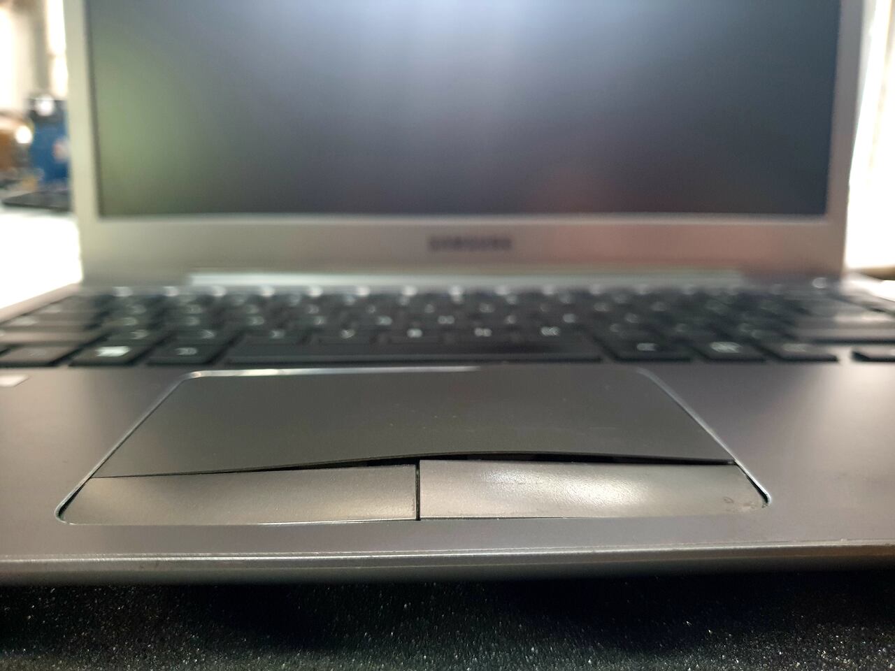 spuchnięta-bateria-samsung-laptop