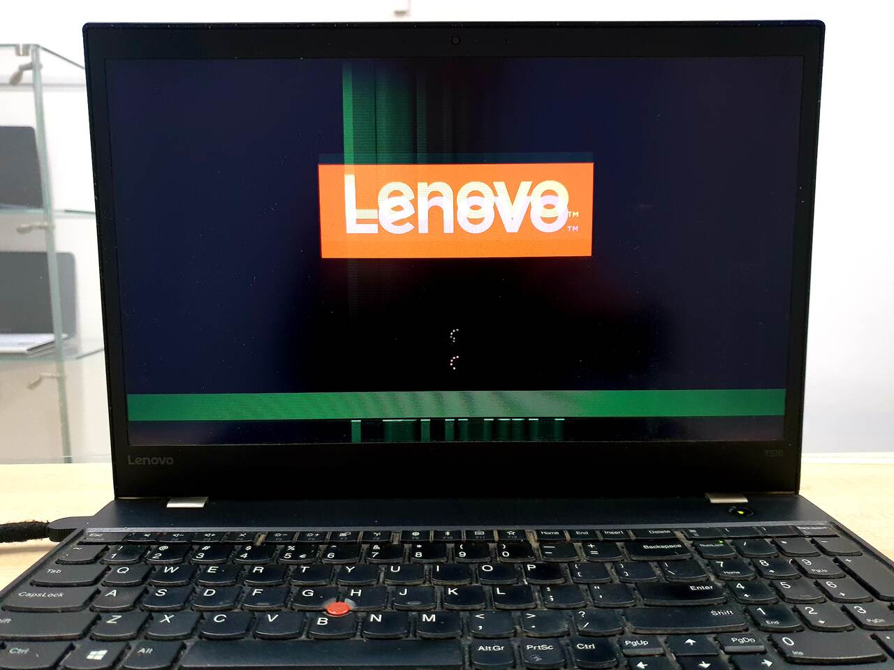Zbita-matryca-w-laptopie-Lenovo