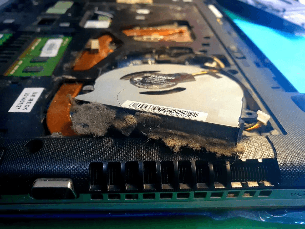 dlaczego laptop głośno chodzi